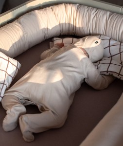 Ochraniacz do łóżeczka kolor: latte, Poofi